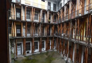Társasház új függőfolyosói