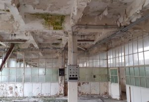 Repülőtér hangár melléképülete