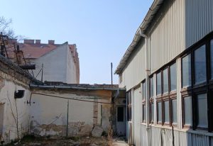 Csarnok-, iroda- és műhelyépület